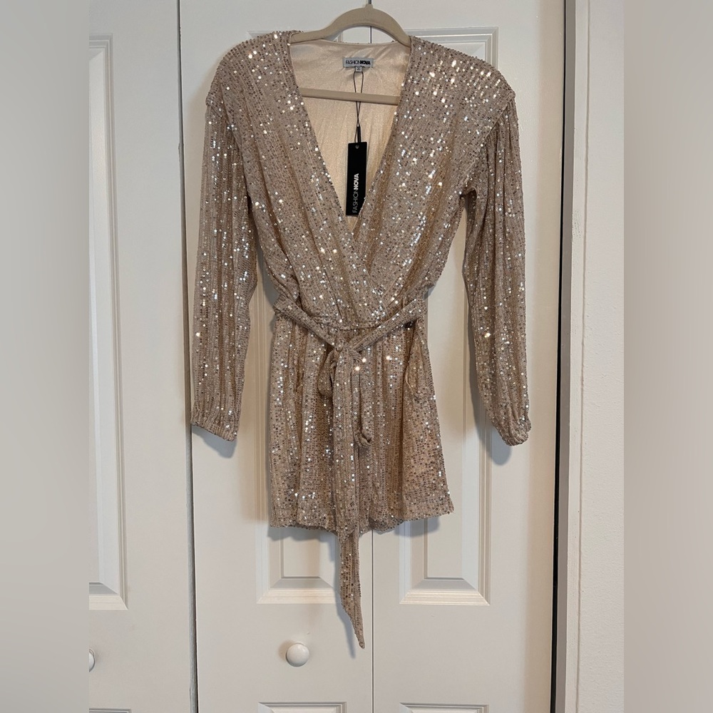 NWT Fashion Nova Diva Shine Sequin romper. Size Small. Gold sequin.